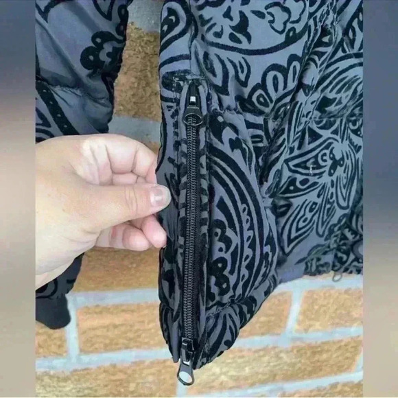 Desigual Medianoche Flocked Velvet
NWT,
Puffer Jacket size small - Picture 5 of 16